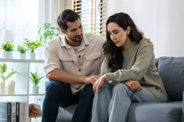Casal com expressão preocupada ilustrando como aceitar o insucesso da FIV.