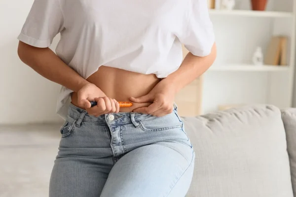 Mulher aplicando medicação ilustrando orientações sobre como guardar medicamento de FIV.