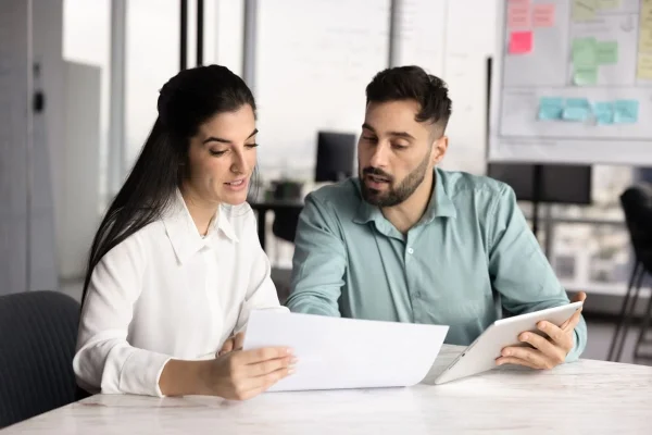 Casal analisando documentos representando a possibilidade de sacar o FGTS para fazer fertilização in vitro.