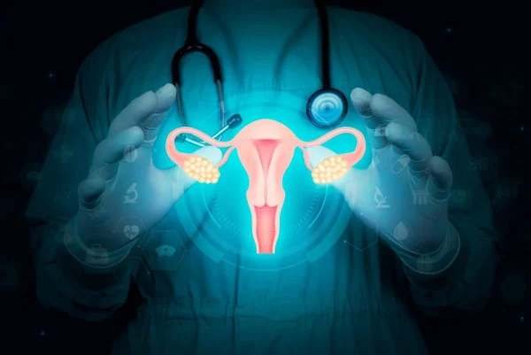 Ilustração médica de útero e ovários com médico segurando holograma representando a SOMP