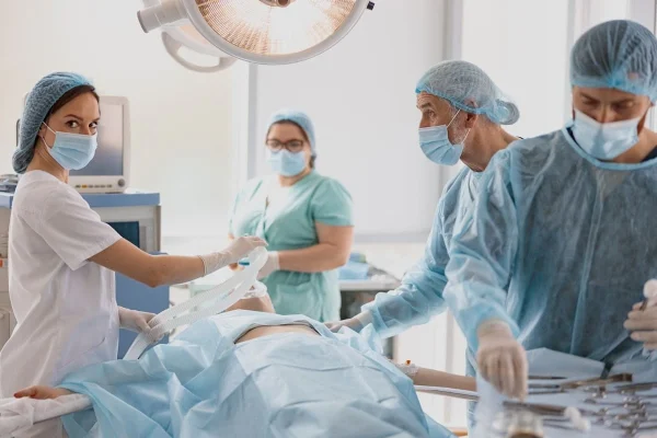 Médicos realizando o processo de anestesia na paciente.
