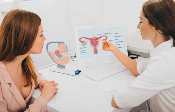 Um médica explicando para a paciente como funciona a doação de óvulos.